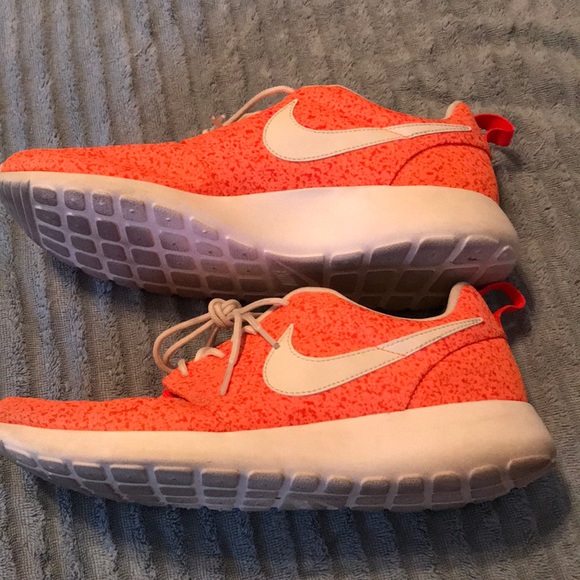 Woman’s Nike Roshe - Picture 2 of 5